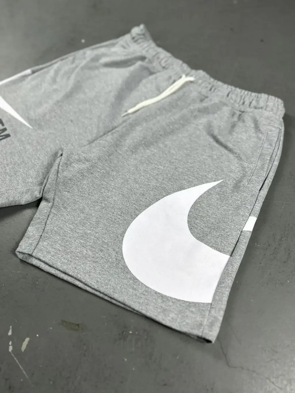 BERMUDA MOLETOM NIKE BIG SWOOSHᵀᴹ