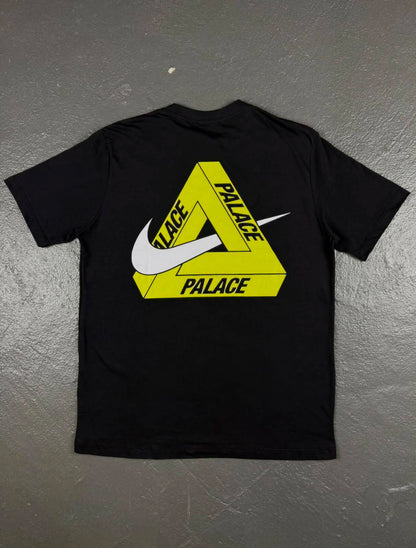 CAMISETA PALACE X NK “TRI SWOOSH”