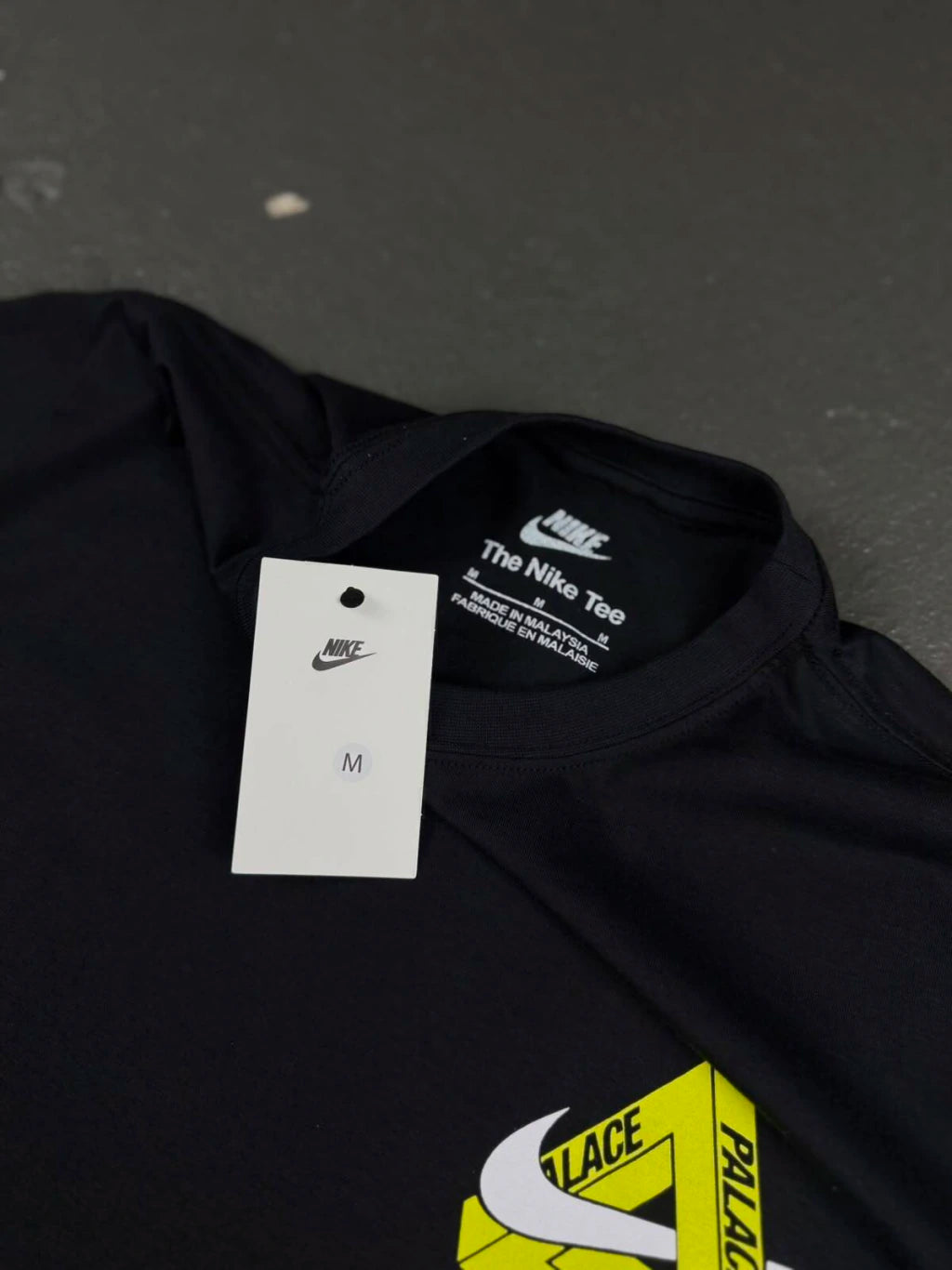 CAMISETA PALACE X NK “TRI SWOOSH”