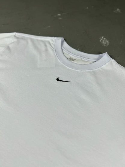 CAMISETA NIKE ESSENTIALS