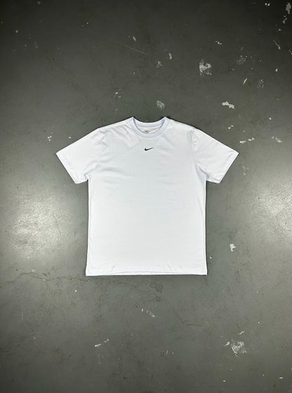 CAMISETA NIKE ESSENTIALS