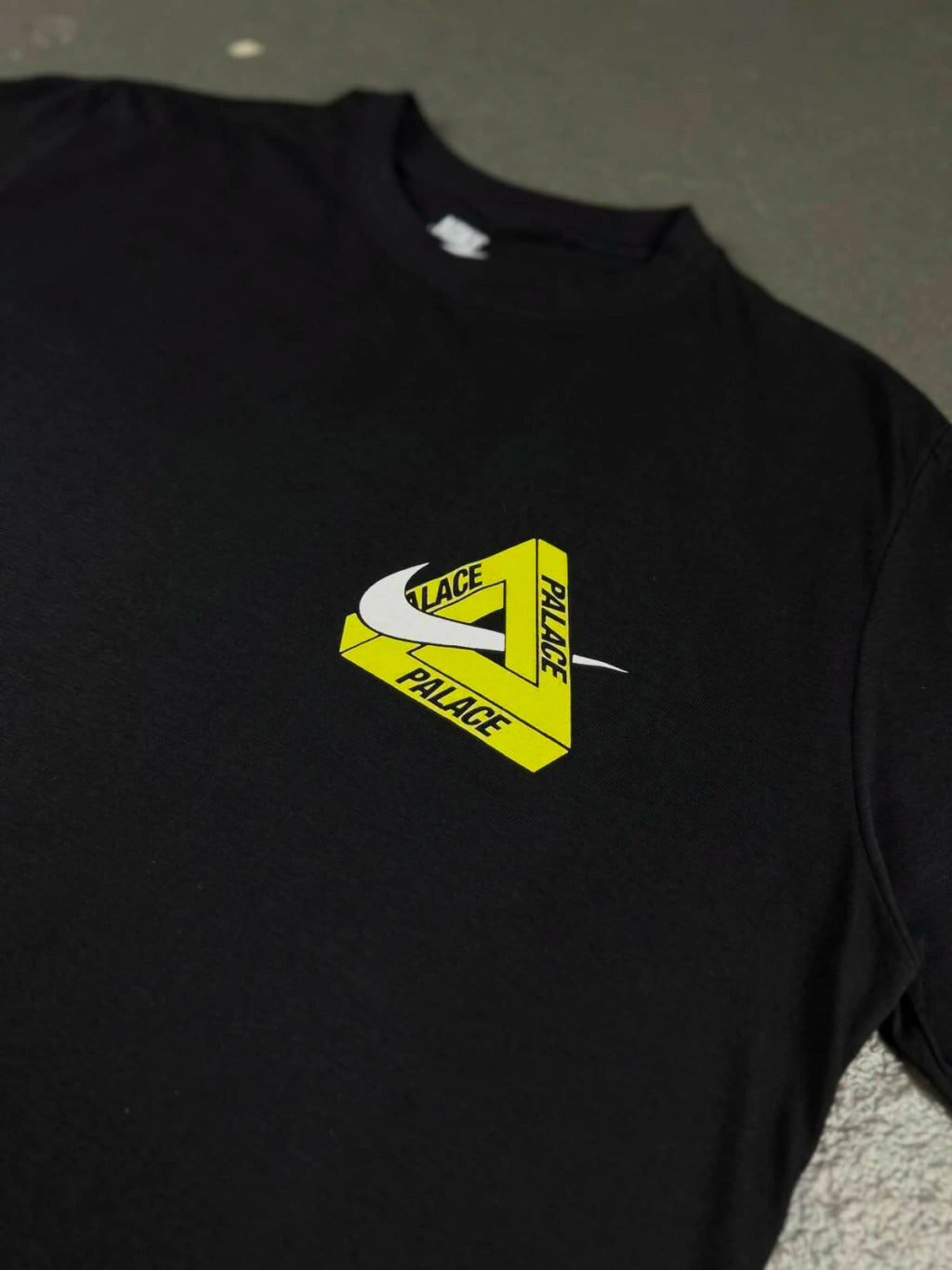 CAMISETA PALACE X NK “TRI SWOOSH”