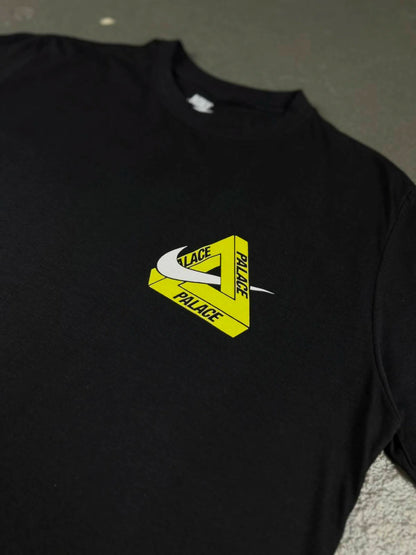 CAMISETA PALACE X NK “TRI SWOOSH”