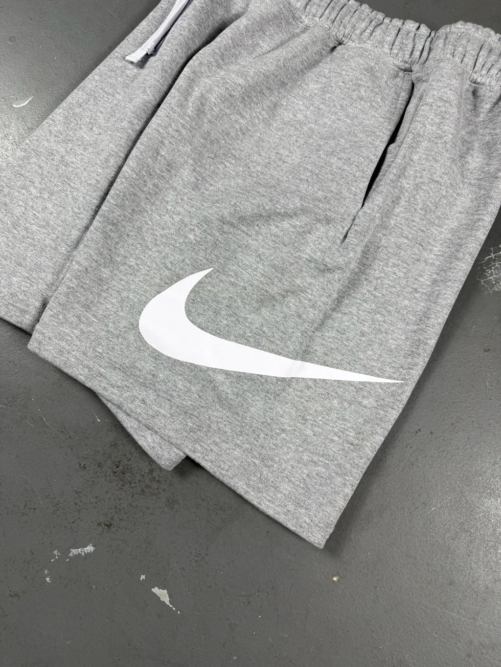 BERMUDA MOLETOM NIKE BIG SWOOSH
