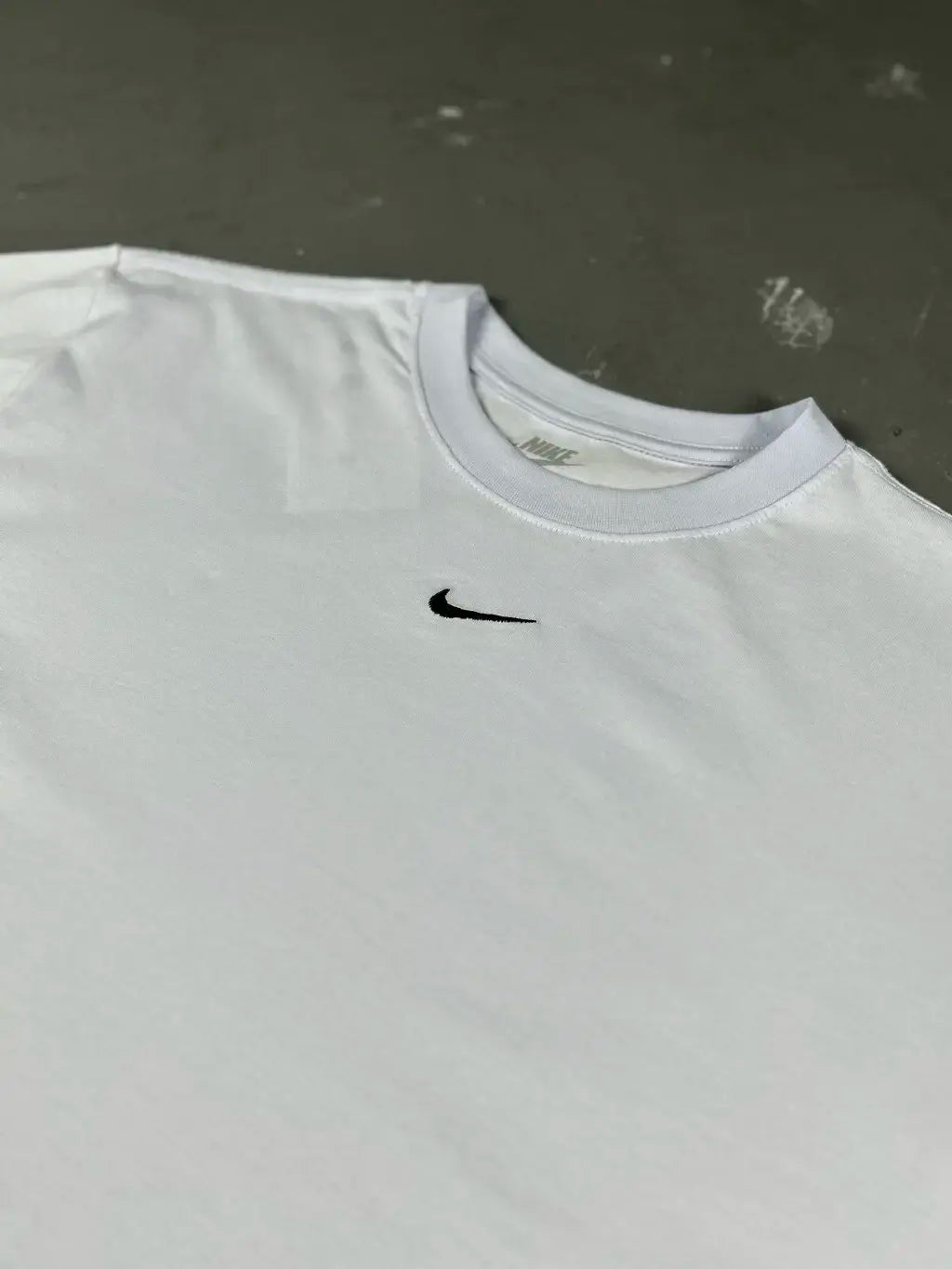 CAMISETA NIKE ESSENTIALS
