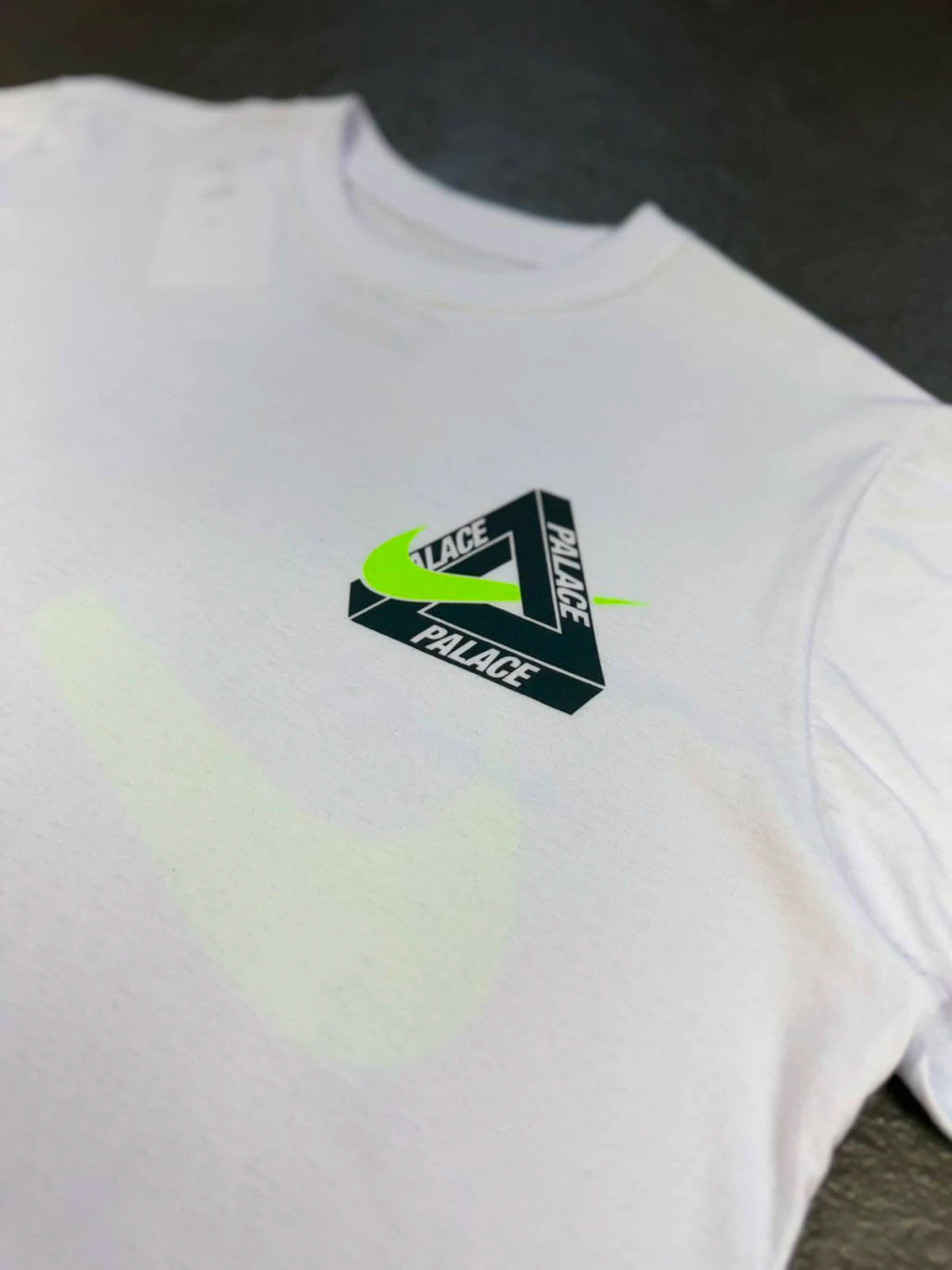 CAMISETA PALACE X NK “TRI SWOOSH”