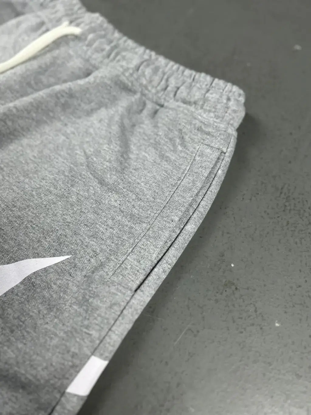 BERMUDA MOLETOM NIKE BIG SWOOSHᵀᴹ