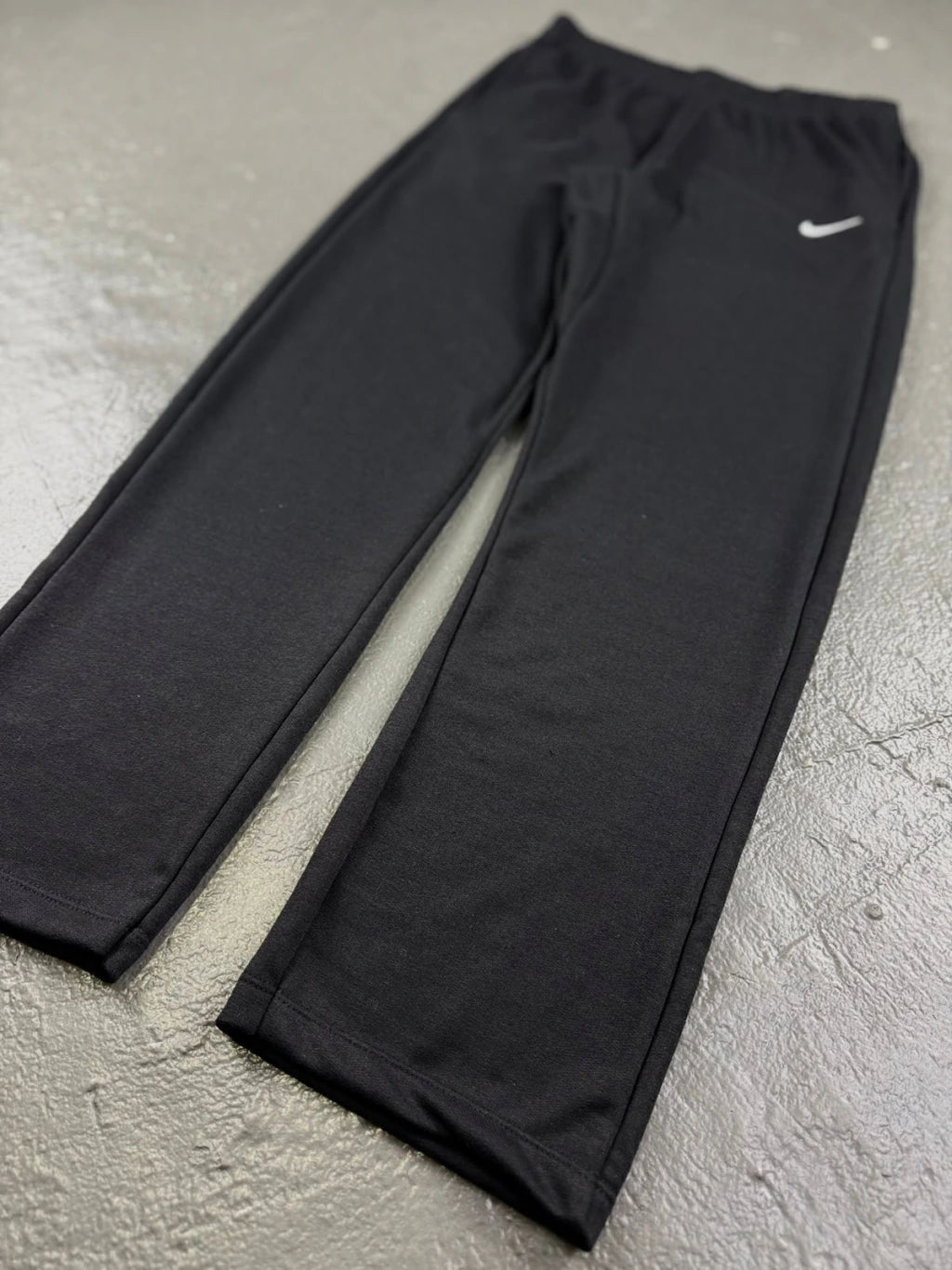CALÇA NIKE MOLETOM CORTE RETO SWOOSH