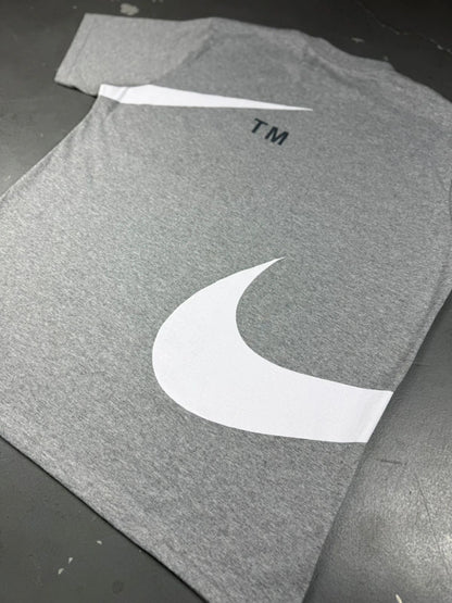 CAMISETA NK BIG SWOOSHᵀᴹ
