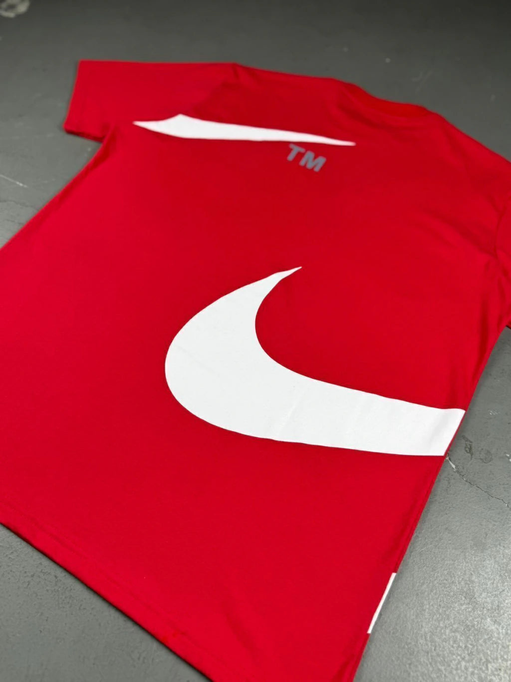 CAMISETA NIKE BIG SWOOSHᵀᴹ