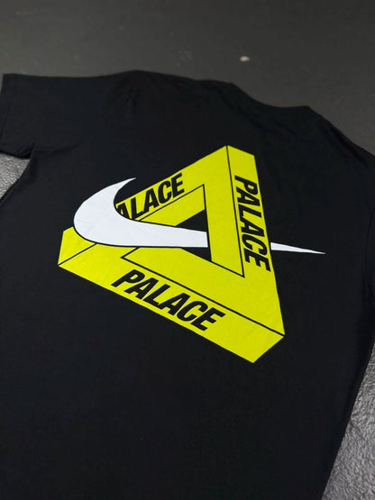 CAMISETA PALACE X NK “TRI SWOOSH”