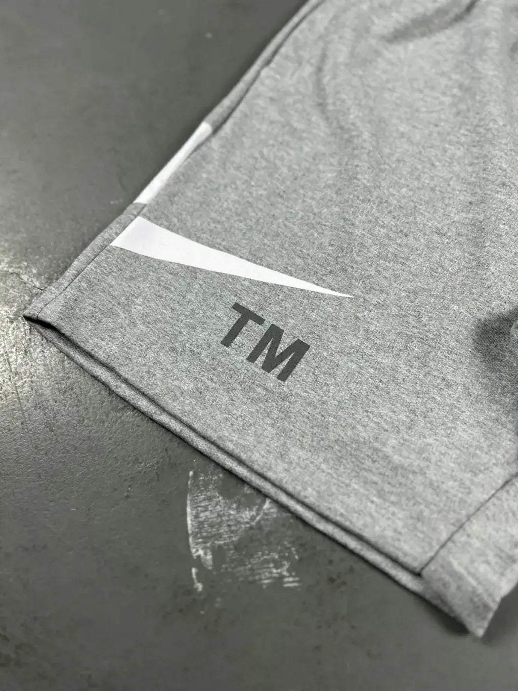 BERMUDA MOLETOM NIKE BIG SWOOSHᵀᴹ