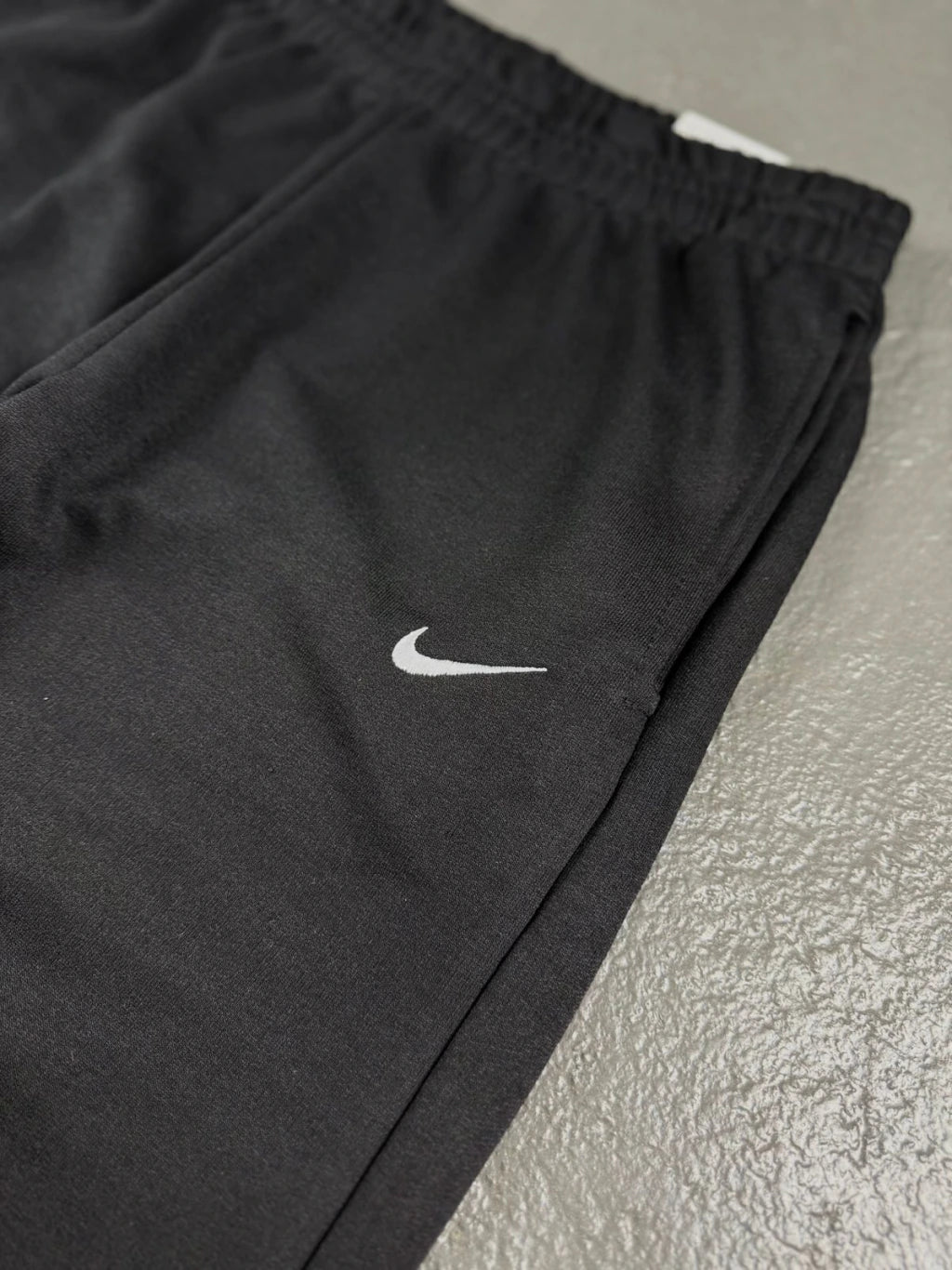 CALÇA NIKE MOLETOM CORTE RETO SWOOSH