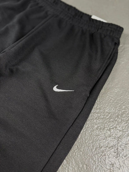 CALÇA NIKE MOLETOM CORTE RETO SWOOSH