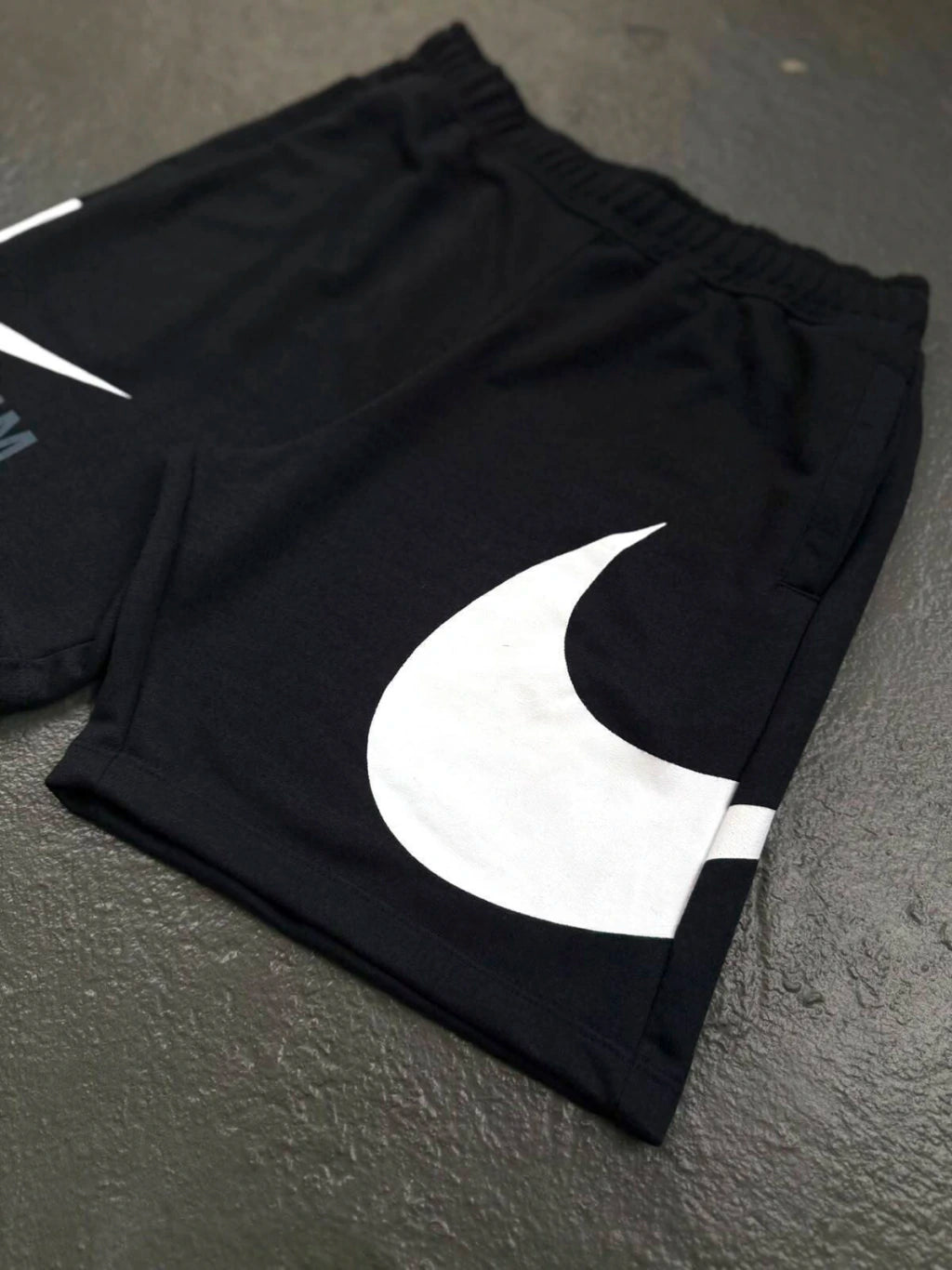 BERMUDA MOLETOM NIKE BIG SWOOSHᵀᴹ